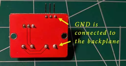 The GND wires are connected together on the IRF520 modules creating a common ground.